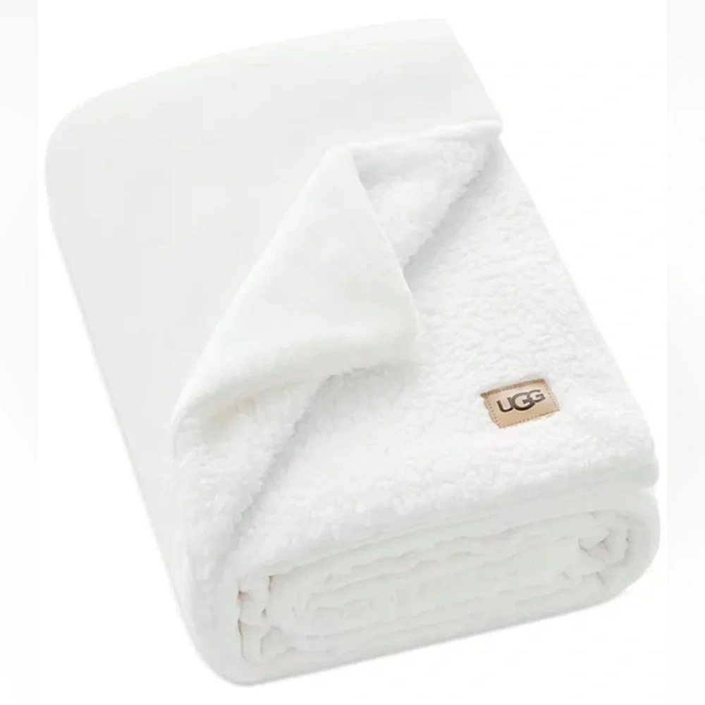 UGG Avery Reversible Sherpa Throw 50” x 70” Color Snow NEW!